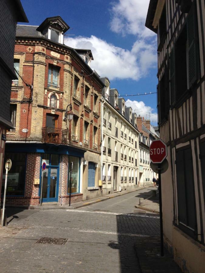 Apartamento Un Petit Nid A Honfleur Exterior foto